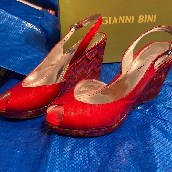 👠 Red Sexy Wedges take me dancing w/gold,red & purple chevron heels Sz 9… - Picture 4 of 10